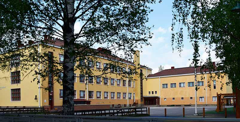 Työskenteli Oulun piiriarkkitehti Gustaf Strandbergin (1898 1853) toimistossa 1936 38 Turun kaupungin rakennustarkastaja Viljo Laitsalmen toimistossa vuosina 1938 39.