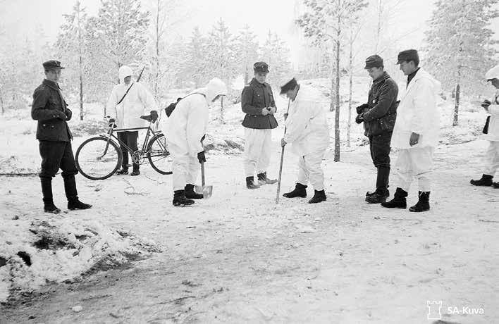 Etulinjan miehiä juoksuhaudassa Joutsijärvellä. Tietä miinoitetaan Summassa. Sota päättyi yhtä aikaa helpotukseen ja järkytykseen 13. maaliskuuta 1940.