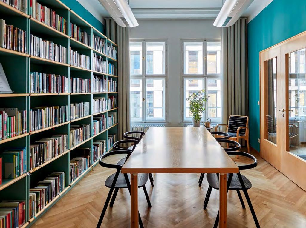 Instituutin uusissa tiloissa myös kirjasto on löytänyt oman paikkansa, ja nykyisellään kirjastosta löytyy pieni mutta laadukas kokoelma kirjallisuutta saksaksi, suomeksi ja ruotsiksi.