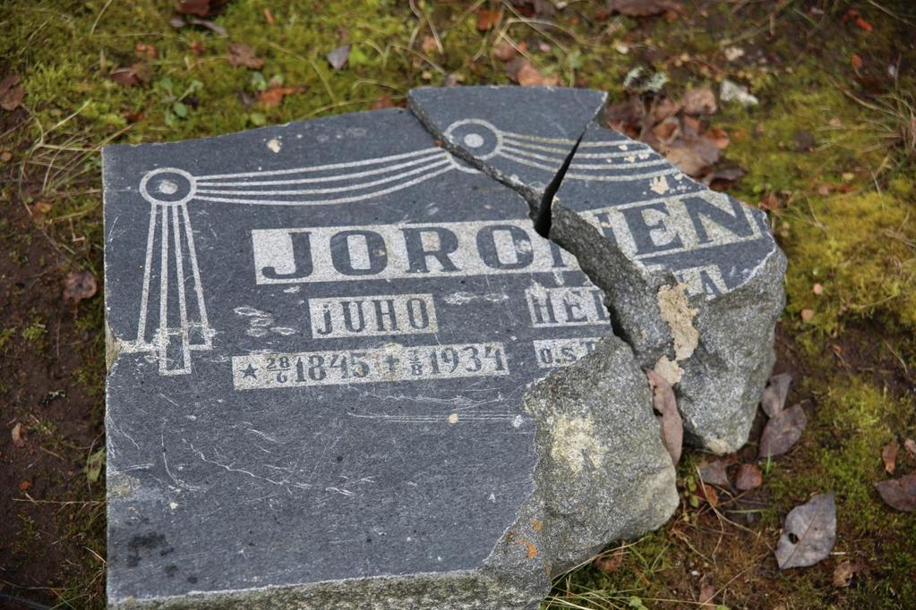 Joronen Juho ja Helena. Hautakivet palautettu kirkkomaalle.