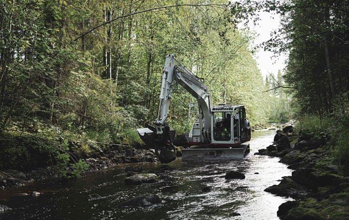 On elokuu 2019 ja Villinkoskessa jyristää kaivinkone. Kivet nousevat penkalta tarkoin mietittyihin paikkoihin tehden poteroita, kiivaamman virran kohtia ja suojapaikkoja.