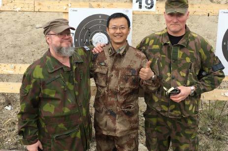majuri GAO PENG ja majuri LI JIE. Heille hienosäädettiin oma ohjelma eli tutustuminen ja koeammunnat Sako TRG M10.