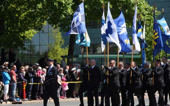 Paavilta puuttuvat divisioonat 7 Paraatin teemana oli Maanpuolustus kuuluu kaikille. Paraatissa juhlistettiin Isänmaamme 100-vuotista taivalta.