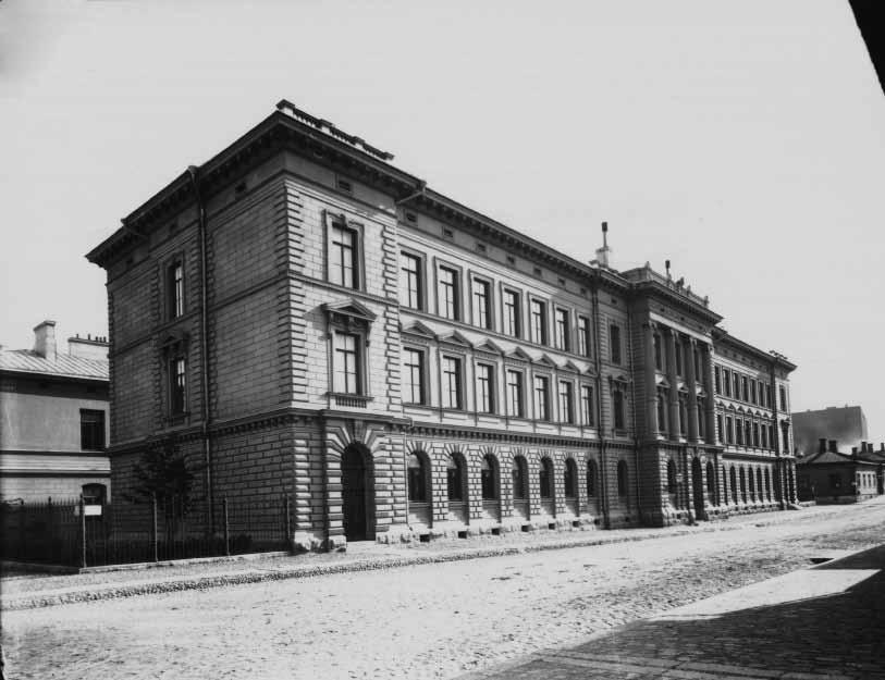 Carl Ludvig Engelin suunnittelema ja myöhemmin Merikasarmi nimen saanut useiden rakennusten muodostaman kokonaisuuden ensimmäinen vaihe Sotasatama vuonna 1908 Junkkarikoulu eli Klinkowströmin palatsi