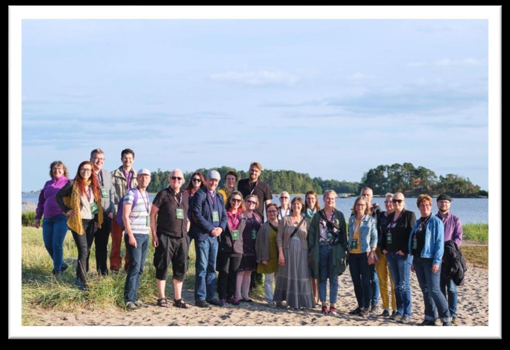 Kuva: Kuntapäivien osallistujia opastetulla luontokävelyllä Kallahdenniemellä elokuussa 2019. Ehdokaskoulutus Ehdokaskoulutus on merkittävässä asemassa Vihreän liiton ja Vision yhteistyössä.