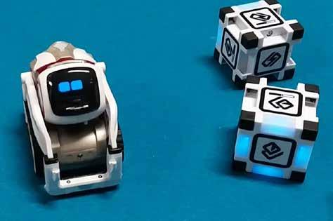 Esimerkiksi Cozmo-robotista löytyy kaikki robotin ominaisuudet. Cozmossa on kamera ja erilaisia sensoreita, joilla se aistii ympäristöään.