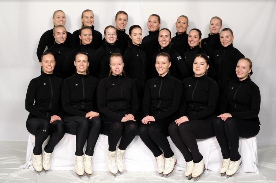 SENIORIT SARJA Chicas Élites Riihimäen Jäätaiturit Luistelijat: Ekholm Hanna, Hirvonen Alisa, Karpansalo Vilja, Kivikoura Heli, Kuitunen Sanni, Kuumola Viivi, Lang Laura (A), Loitokari Veera,