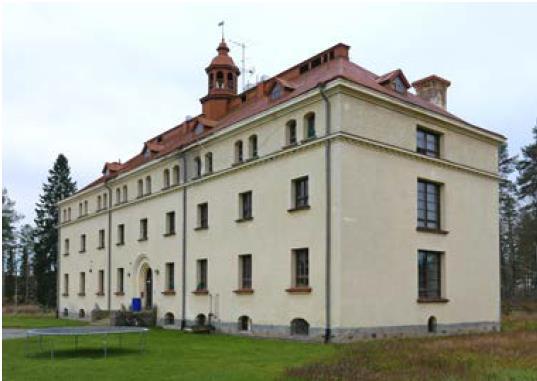 Vankilanjohtajan asuntona toiminut asuinrakennus Päivärinteellä Iskola Iskolan rakennukset ovat valmistuneet pääsääntöisesti 1920-luvulla. Iskola toteutettiin maataloutta harjoittavaksi suurtilaksi.