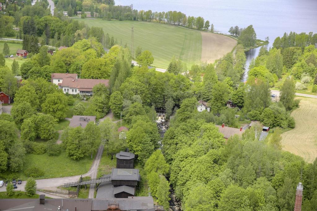 B: HELSINGINTIEN KERROSTALOTONTTI Kaupunki on hankkinut omistukseensa Helsingintieltä palaneen talon tontin. Asemakaavamuutos tarvitaan, koska tontin pysäköinti tulee ratkaista.