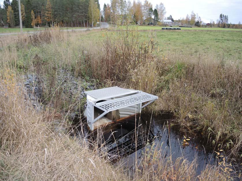 Kuva 2.12. Korvenojan säätöpato. Tutkimuksessa selvitetään settipadon käyttömahdollisuuksia laajojen alueiden vesipinnan säätömekanismina.