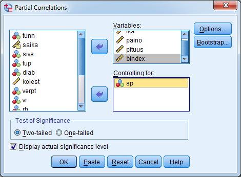 12.3. Osittaiskorrelaatio Osittaiskorrelaation havainnollistamiseksi suoritetaan luvun 12.1 esimerkki vakioituna sukupuolella. Valitse Analyze Correlate Partial Siirrä Partial -ikkunassa (kuva 12.3.1) muuttujat ika, paino, pituus ja bindex kohtaan Variables ja muuttuja sp kohtaan Controlling for.