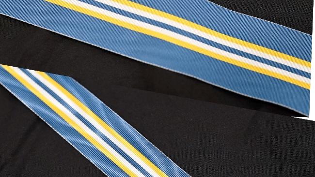keskimmäisenä sinivihreä. Raidat kuvaavat symbolin pylväitä ja sinivihreä väri Tammerkosken kuohuja. Ylioppilaskuntanauhassa kapean raidan leveys on 1/3 leveän raidan leveydestä.
