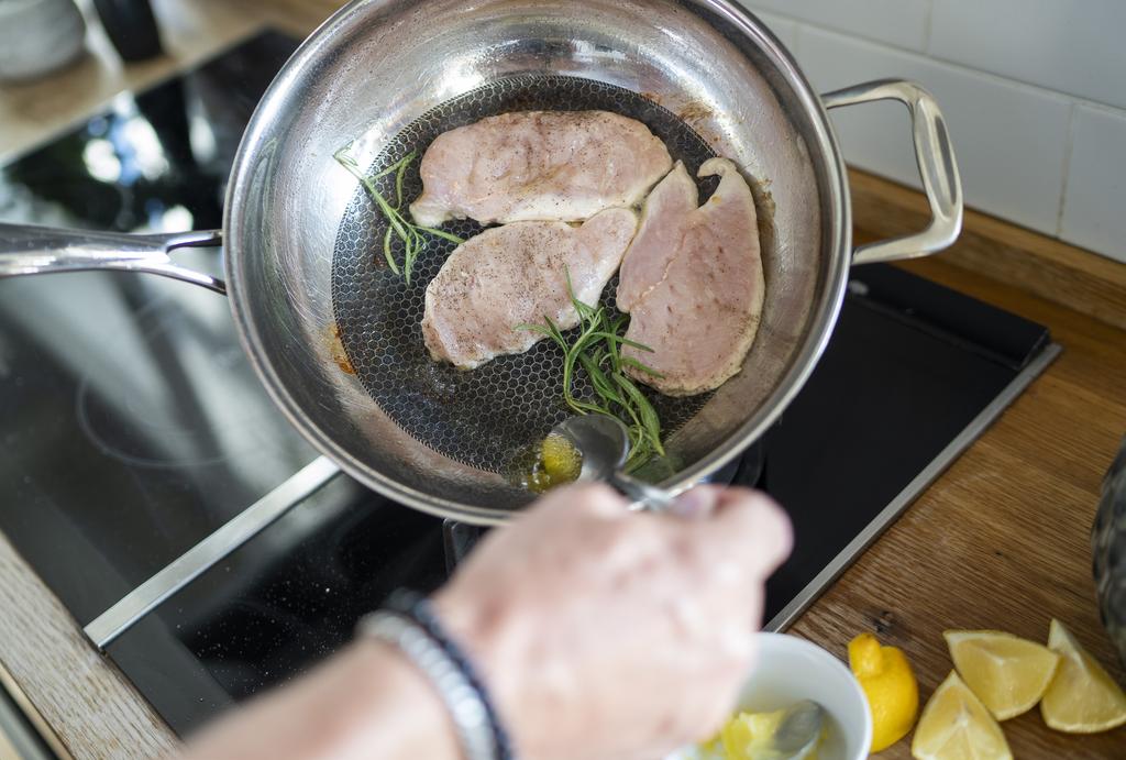 miten valita oikeanlainen paistinpannu? Tähän ei ole yksinkertaista vastausta, sillä oikean pannun valinta perustuu käyttötarkoitukseen. Ja valintaan vaikuttaa tietenkin myös käyttäjän mieltymykset.