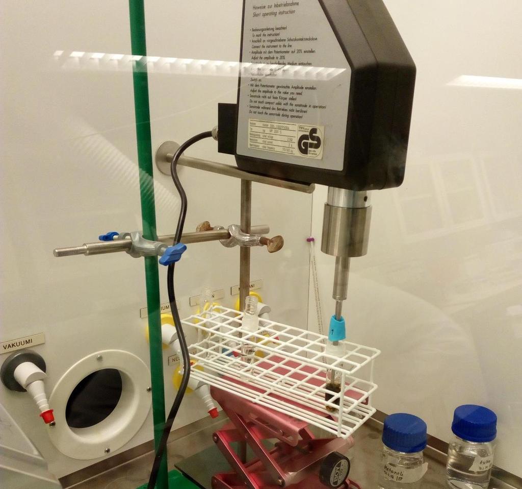 29 Figure 11. UP 200s Ultraschall prozessor used for ultrasonic extraction The supernatant was then collected and transferred into a new KIMAX tube.