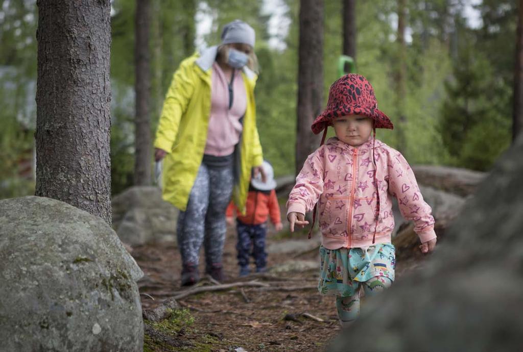 10 Punaisena lankana levollinen yhteys Seurakunnan tulee olla paikka, jossa voi olla suorituksista vapaa. SIRPA KOIVISTO teksti SAMI SAARENPÄÄ kuva Lepoa Jumalassa lähellä ihmistä.