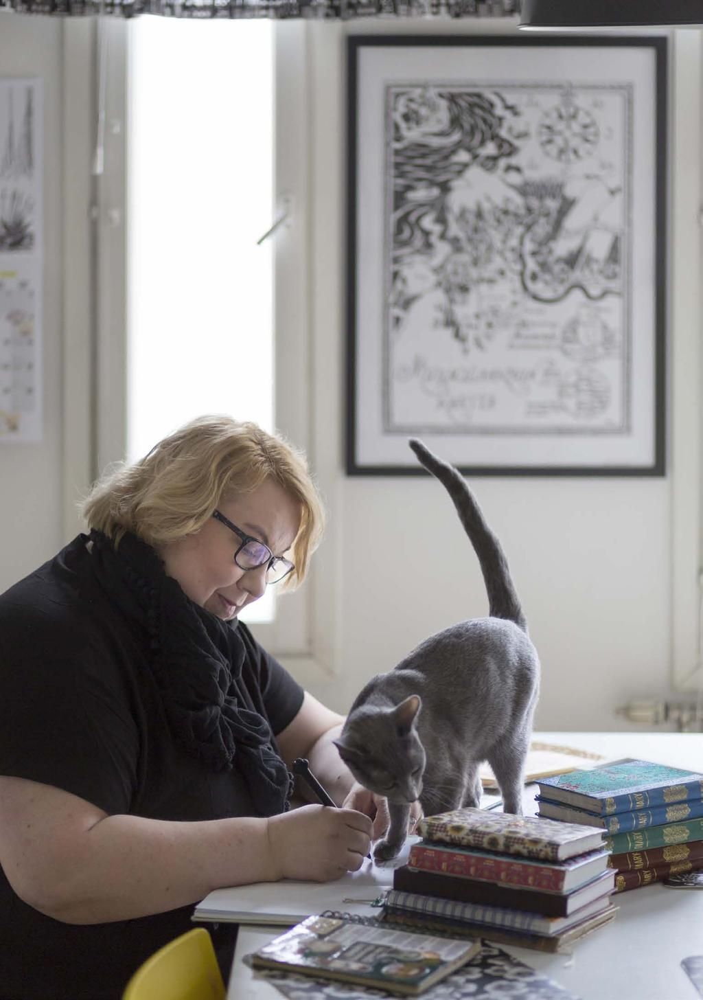 6 Fanni-kissa on kiinnostunut emäntänsä kirjallisista töistä.