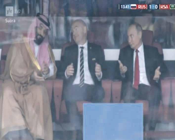 Kuva 3. bin Salman, Infantino ja Putin seuraamassa avausottelua, jota Ylen studioisäntä kutsui ironisesti öljyklassikoksi. Yle TV2 Venäjä Saudi-Arabia 14.6.2018.