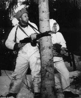 Edvin Laine: Tuntematon sotilas, 1955. Suomen elokuva-arkisto Yhtäkkiä Rokka pysähtyi ja nosti kätensä merkiksi. Lampisen kurkkuun nousi pala kun hän näki mikä Rokan pysähtymisen oli aiheuttanut.