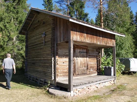 Sauna- ja pesularakennus 1930, liikuntasali, näyttämö- ja opetustilojen rakennus 1952, paja 1948 muutettu oppilasasuntola Jukolaksi 1965, uusi paja 1965, kasvihuoneet ja