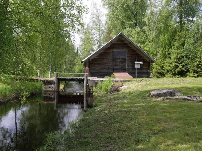 huvilamainen asuinrakennus, jossa iso lasiveranta. Ainutlaatuinen rakennus kaupungin keskustassa. Runsaasti kauniita yksityiskohtia. Rakennus on viimeisiä puurakennuksia ruutukaava-alueella.