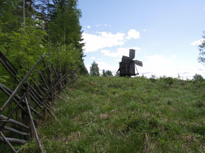 Aumakattoinen, kolmikerroksinen kivitalo, varhaista funktionalismia. Symmetrisesti sijoitetut parvekkeet ikkunoineen ja ovineen samanlaiset kuin vastapäisessä talouskoulussa.