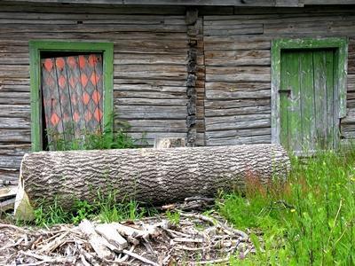 SISÄLTÖ: pihapiiri, asuintalo, aittarivi, vaara-asutus YMPÄRISTÖN NYKYLUONNE: maaseutu, peltoa, metsää Hovi (ma/km nro 141), 176-416-113, Länsitie 88 C Hovin