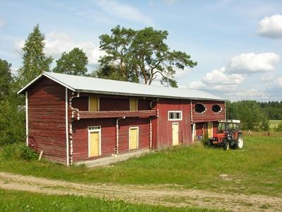 ARVOT: rakennushistorialliset, maisemakuvalliset SISÄLTÖ: pihapiiri, asuintalo, kivinavetta, aittarivi, luhtiaitta YMPÄRISTÖN NYKYLUONNE: