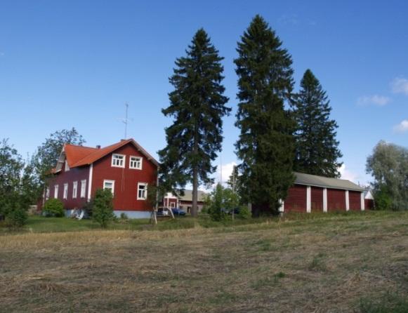 Maisemallisesti hienolla paikalla Kirkonkylän kupeessa Höytiäisen maisemissa sijaitseva kokonaisuus.