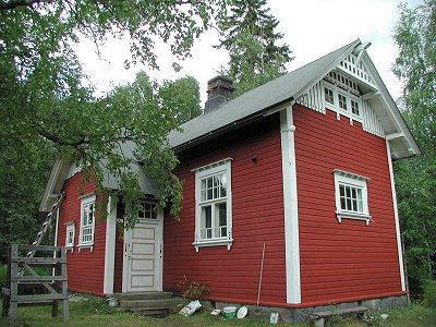 Kaltimon pahvitehtaan alue. Puuhiomo on perustettu vuonna 1898 ja pahvitehdas vuonna 1908. Toiminta loppui vuonna 1953. Kivirakenteinen tehdasrakennus räjäytettiin Kaltimon voimalaitoksen tieltä.