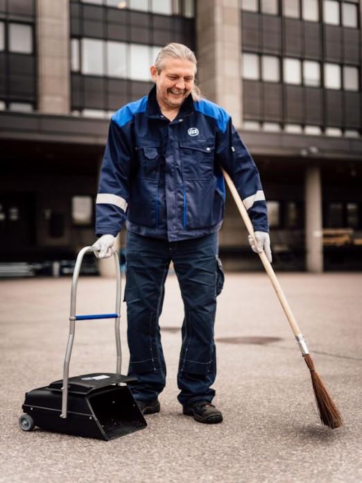 Roskien lakaisu ja koppaaminen 3 Valitse sopivan mittaiset työvälineet. Vältä selkä kumarassa lakaisemista. Älä kurottele lakaistessa, vaan pidä lakaisualue mahdollisemman pienenä.