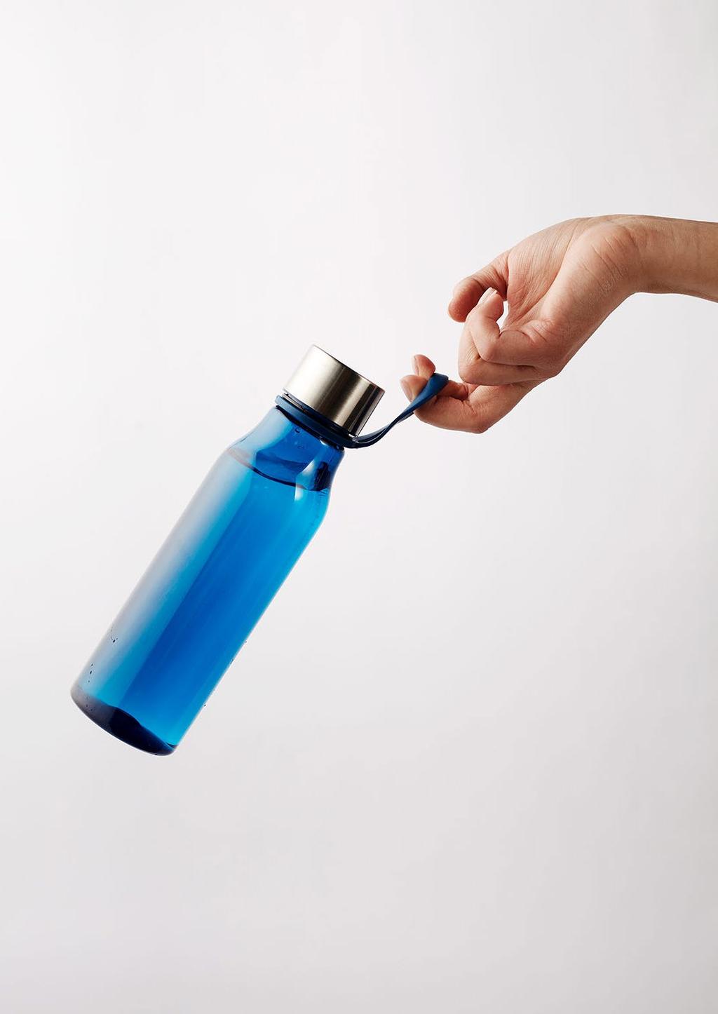 LEAN JUOMAPULLO Tyylikäs juomapullo, jota on kätevä kantaa trendikkäästä silikonilenkistä. Konepestävä (ei korkki).