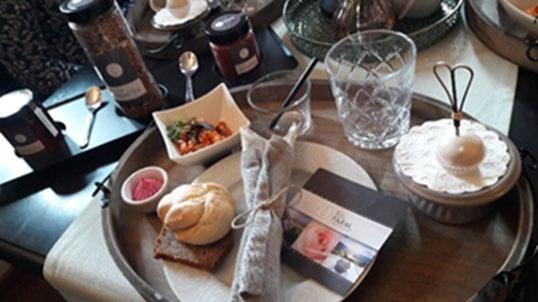 Kuva 7. Päiväkahvilla ROSENcaféssa. Kahvilan yhteydessä maatilalla on pieni puoti, josta voi ostaa tilan tuotteita, mm. ruusuteetä, ruususokeria ja ruusulla maustettuja hilloja.