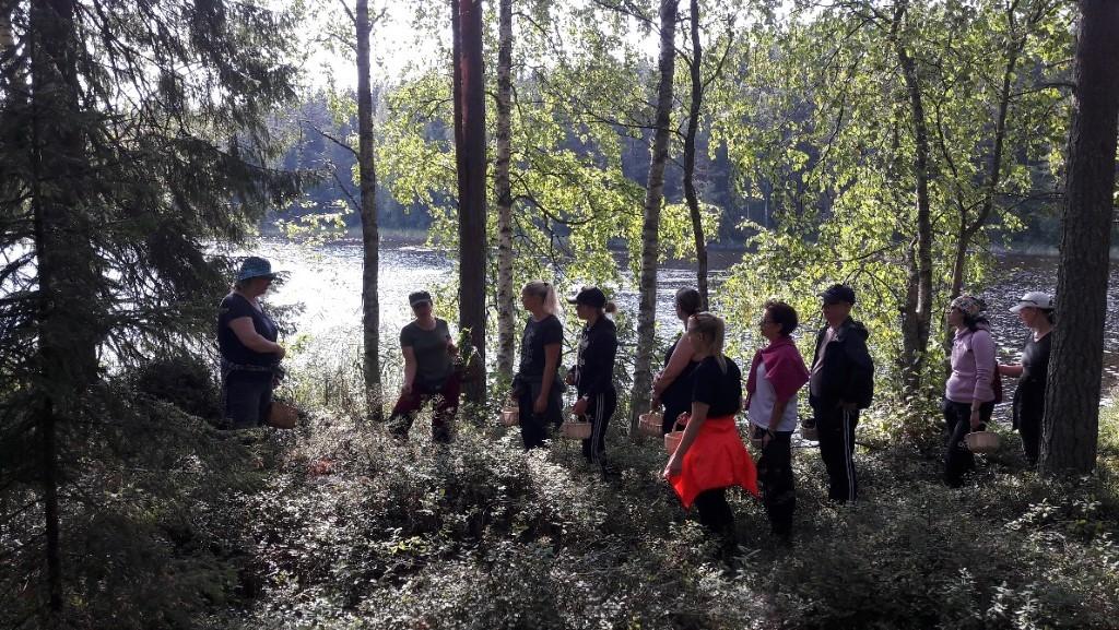 Seuraavaksi saavuttiin järven rantaan.