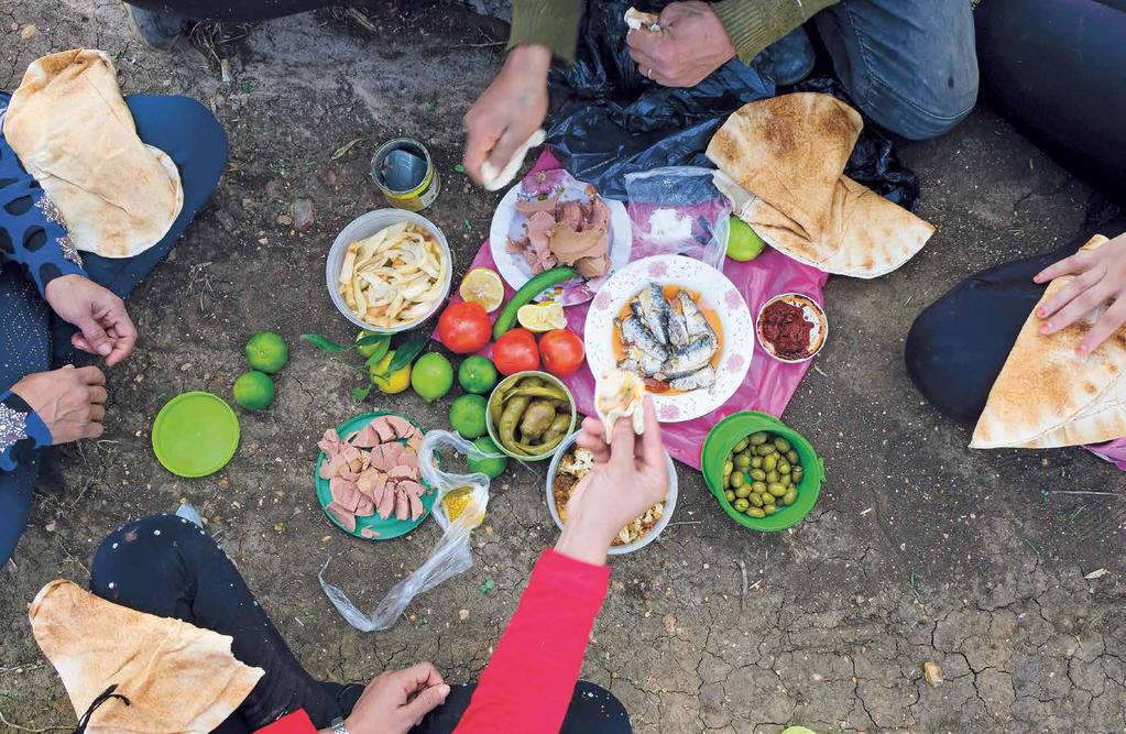 30 31 Syyrialaiset rakennustyöläiset nauttivat lounastaan Pohjois- Libanonissa.