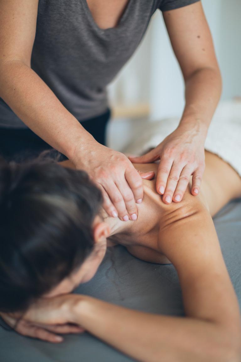 Mindfulness-tunteja voi järjestää työpaikalla koulutetun ohjaajan johdolla.