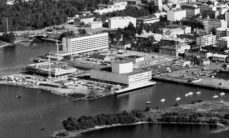 Teatterisuunnitelma perustui arkkitehtuurikilpailunvoittoon 1973 ja valmistui arkkitehtitoimisto Pekka Salminen Ky:n nimissä 1983.