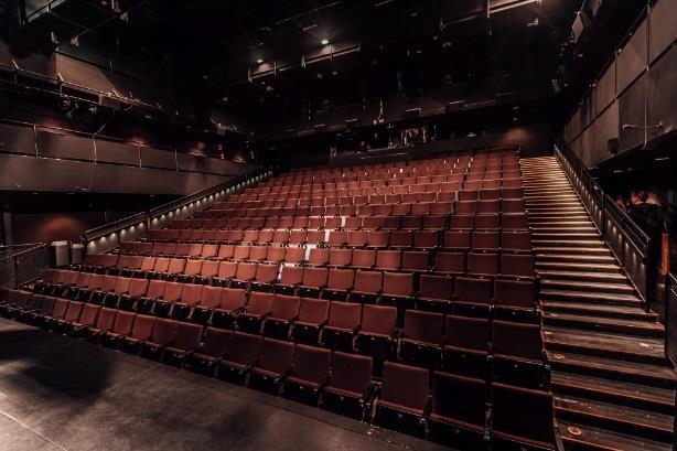 82 Uusia pieniä näyttämöitä ja studioita eli taskunäyttämöitä rakennettiin jo valmiisiin suuriin teatteritaloihin. 83 Esimerkiksi Turun kaupunginteatteriin tehtiin muunneltava Sopukka.