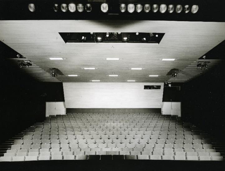 19 Kokkola sai uuden teatteritalon 1960: katsomo on nouseva, penkkirivit väljästi sijoitetut ja näyttämöaukko