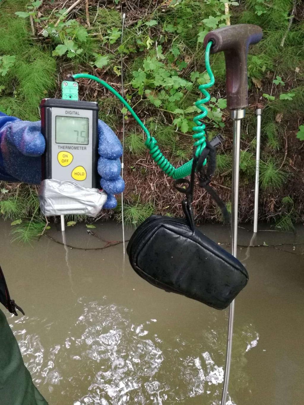 26 4.3.2. Tuusulanjoen pohjasedimentin lämpötilamittaus Ennen pohjaveden näytteenottoa ja suotovirtaamamittauksia tarkistettiin pohjaveden purkauskohdat vielä sedimenttilämpötilamittarilla (Kuva 7).