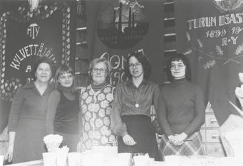 Henkilökunta ryhmäkuvassa v. 1979. Vas. 1. Anna-Liisa Lehtoranta 2.Hilkka Seppä 3. Rakel Mikkonen 4.Anna-Maija Nirhamo 5. Pirjo Kaihovaara Kuva: Jorma Nirhamo.