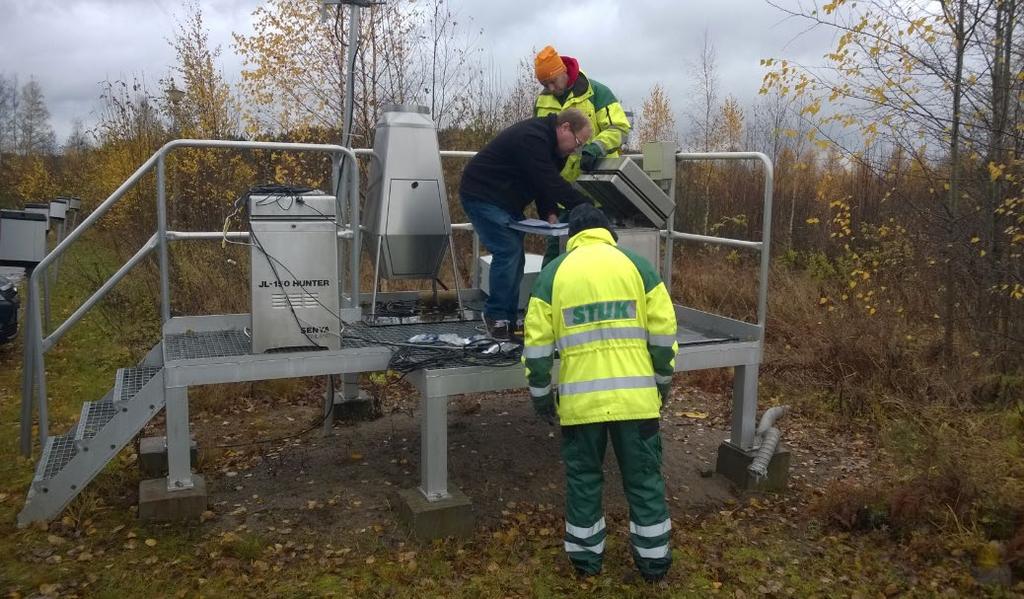 Kuva 4.2. Imatran monitorointiaseman hiukkaskerääjä. Kuvassa näkyy myös Ritva-laskeumakerääjä. Kuvassa vaihdetaan huoltoreissun yhteydessä ilmankerääjän suodatin. Bild 4.2. Aerosolsamlaren i Imatra.