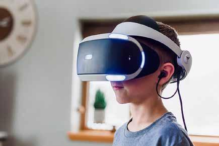 yleistynyt. Kotikäyttöön on tarjolla jo useiden eri valmistajien VR-laitteita. Samalla laitteiden hinnat ovat tulleet pikku hiljaa alaspäin ja tekniikasta tullut helppokäyttöisempää.