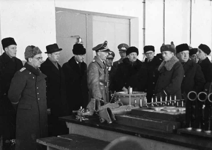 54 SUOMESTA JA MAAILMALTA Yrjö Niiniluoto ja joukko suomalaisia päätoimittajia Saksassa tutustumassa Luftwaffeen Neustadtissa 18.2.1942. Niiniluoto neljäs vasemmalta. Päivälehden arkisto.