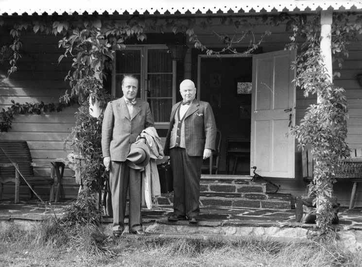 74 SUOMESTA JA MAAILMALTA Yrjö Niiniluoto ja Suomen Tietotoimiston johtaja E. A. Berg Eljas Erkon huvilalla Nauvossa 1952. Päivälehden arkisto.