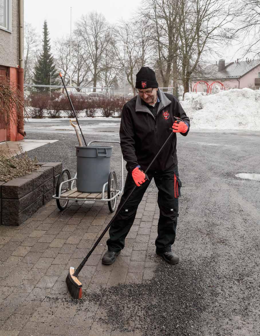 OPASTUS Oikea talkkari voi säästää taloyhtiön hallitukselta vaivaa ja rahaa Teksti: Marja Aaltio Kuvat: Jarno Kylmänen Ensin hän ripustaa verhot tankoon, sitten