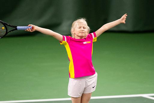 Kilpailutoiminta ja tapahtumat Tasoluettelo ja kilpapelaajien määrät Tennisliitto julkaisi vuoden aikana kolme tasoluetteloa, josta viimeisimmässä oli 3665 pelaajaa (2020: 3898) naisia 883 (903) ja