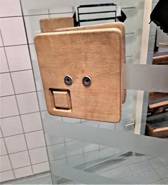 jälkeen Uimahallin allasosaston kaiteesta näkee selvästi eron alaosa on