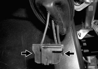 HUOM: Seuraavassa kuvassa ajovalo on paremman käsityksen saamiseksi irrotettu. Käännä virtalukko OFF (POIS) -asentoon. Irrota kannen ruuvit.