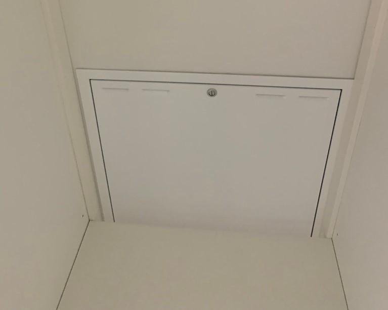 23 Mikäli sähkö- ja jakotukkikaappi halutaan esteettisistä syistä piilottaa näkyvältä seinäpinnalta kokonaan, voidaan kohteeseen suunnitella asuntokohtainen tekniikkakomero, tai jakotukkikaappi