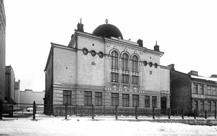 Helsingin synagoga vuodelta 1906 (Jac. Ahrenberg) on harvoja Euroopan sodasta säilyneitä synagogia, jonka osa kaupunkikuvassa säästettiin Eric Adlercreutzin laatimassa kaavassa.